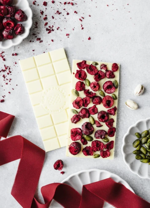 Czekolada biała BIO z wiśnią i pistacjami